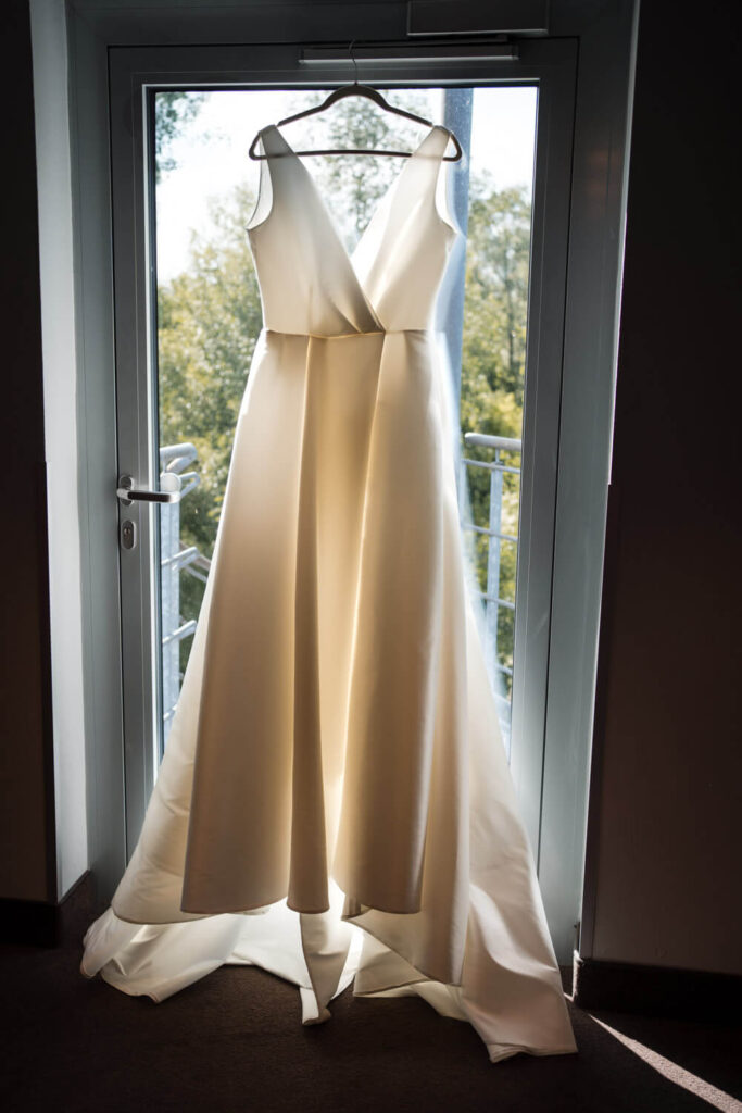 Hochzeitspaar beim gemeinsamen Getting Ready im Universum Hotel Bremen – Hochzeitsfotograf Tjark Cirak
