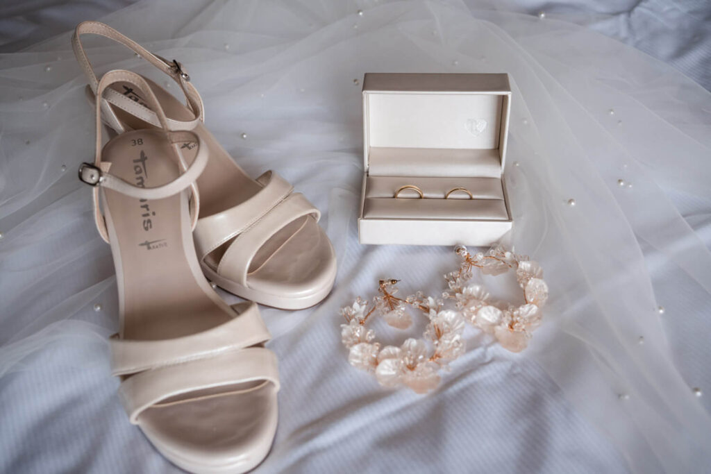 Hochzeitspaar beim gemeinsamen Getting Ready im Universum Hotel Bremen – Hochzeitsfotograf Tjark Cirak