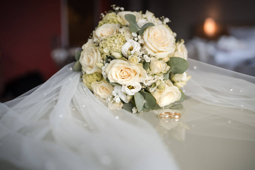 Hochzeitspaar beim gemeinsamen Getting Ready im Universum Hotel Bremen – Hochzeitsfotograf Tjark Cirak