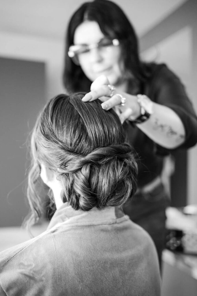 Hochzeitspaar beim gemeinsamen Getting Ready im Universum Hotel Bremen – Hochzeitsfotograf Tjark Cirak