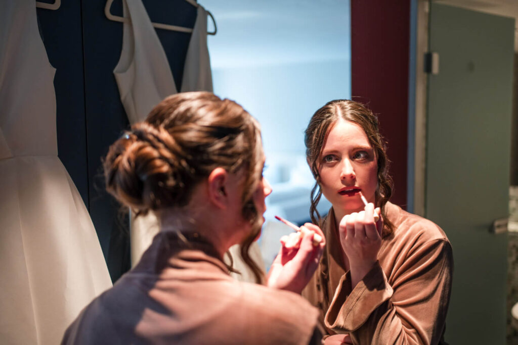 Hochzeitspaar beim gemeinsamen Getting Ready im Universum Hotel Bremen – Hochzeitsfotograf Tjark Cirak