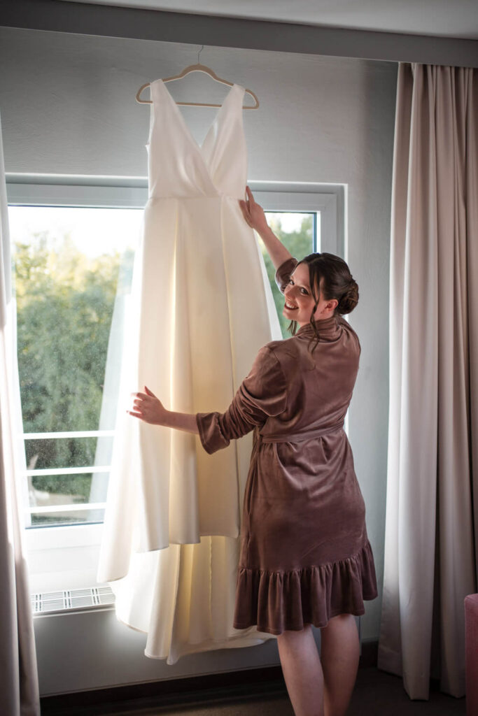 Hochzeitspaar beim gemeinsamen Getting Ready im Universum Hotel Bremen – Hochzeitsfotograf Tjark Cirak