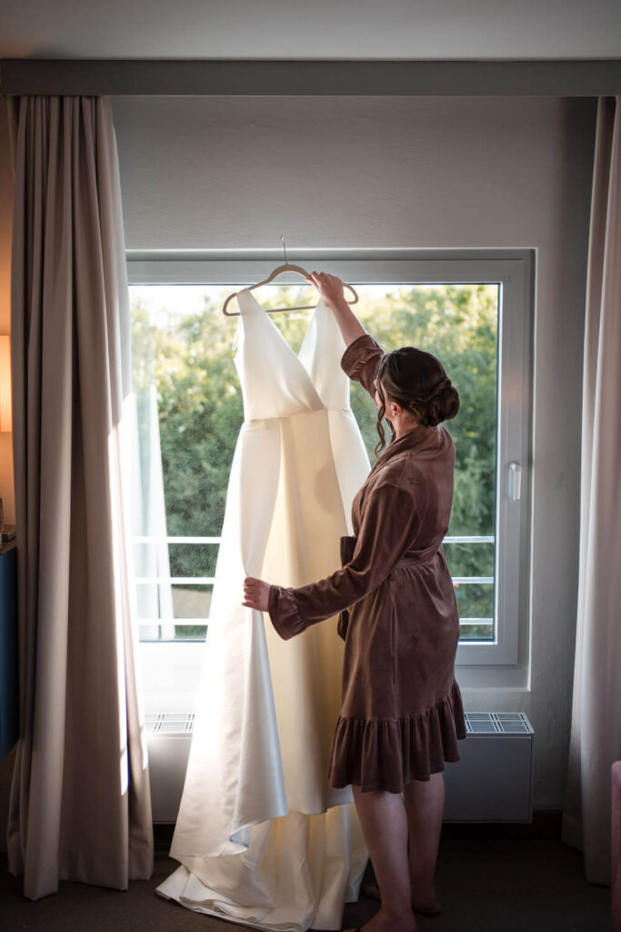 Hochzeitspaar beim gemeinsamen Getting Ready im Universum Hotel Bremen – Hochzeitsfotograf Tjark Cirak