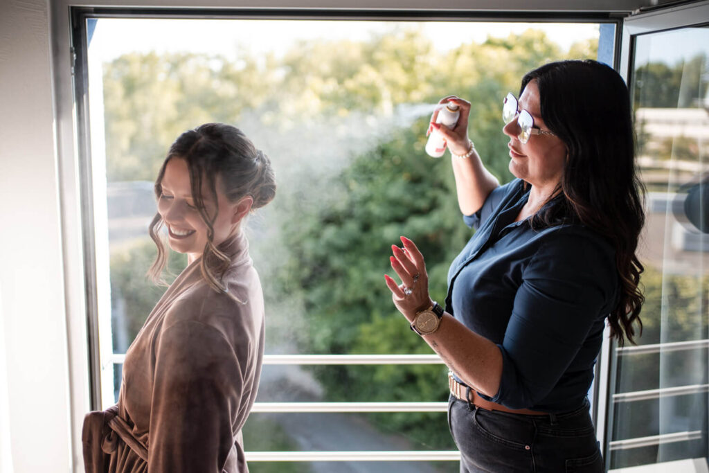 Hochzeitspaar beim gemeinsamen Getting Ready im Universum Hotel Bremen – Hochzeitsfotograf Tjark Cirak