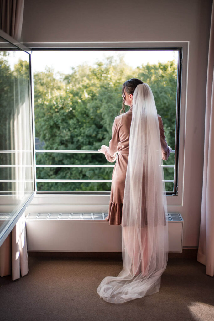 Hochzeitspaar beim gemeinsamen Getting Ready im Universum Hotel Bremen – Hochzeitsfotograf Tjark Cirak