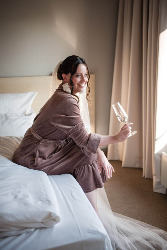 Hochzeitspaar beim gemeinsamen Getting Ready im Universum Hotel Bremen – Hochzeitsfotograf Tjark Cirak