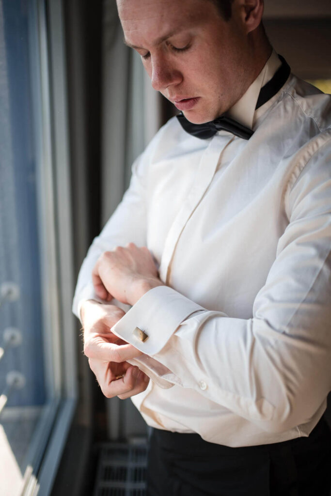 Hochzeitspaar beim gemeinsamen Getting Ready im Universum Hotel Bremen – Hochzeitsfotograf Tjark Cirak
