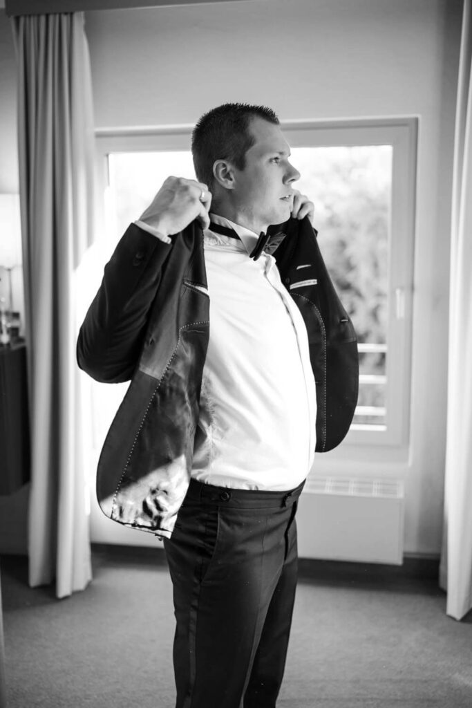 Hochzeitspaar beim gemeinsamen Getting Ready im Universum Hotel Bremen – Hochzeitsfotograf Tjark Cirak