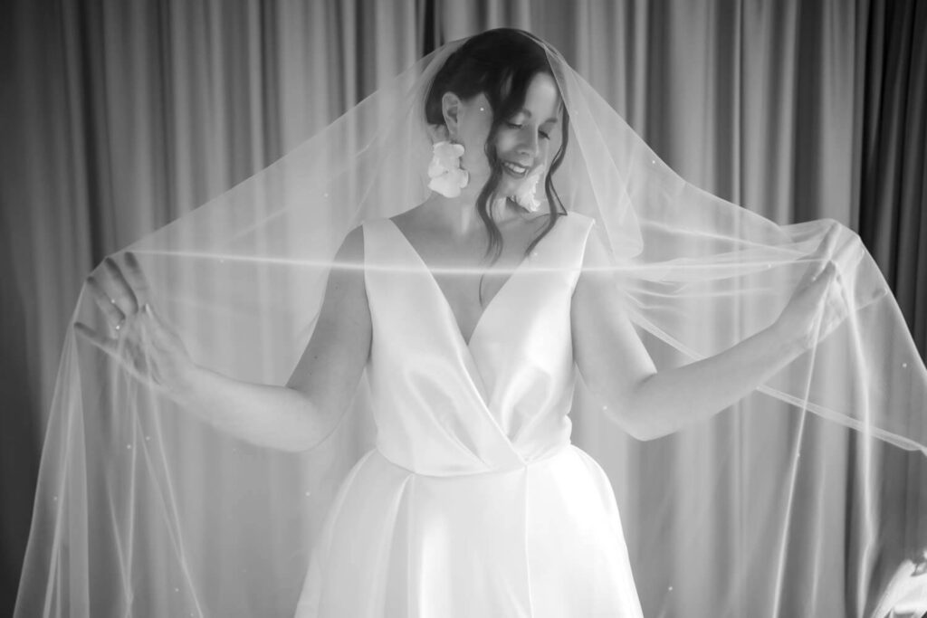Hochzeitspaar beim gemeinsamen Getting Ready im Universum Hotel Bremen – Hochzeitsfotograf Tjark Cirak