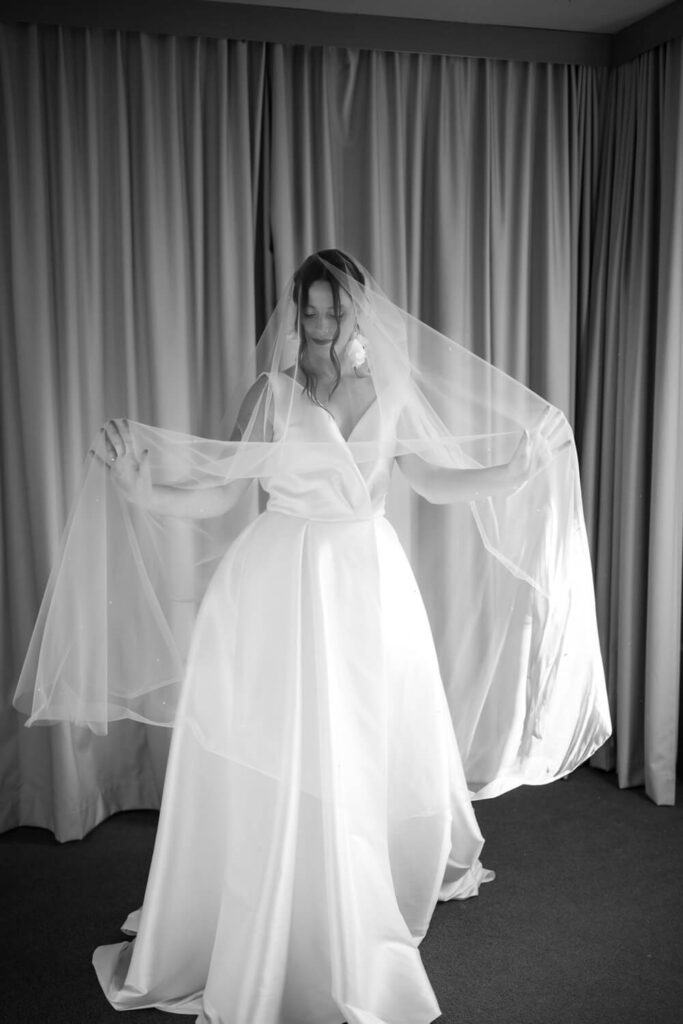 Hochzeitspaar beim gemeinsamen Getting Ready im Universum Hotel Bremen – Hochzeitsfotograf Tjark Cirak