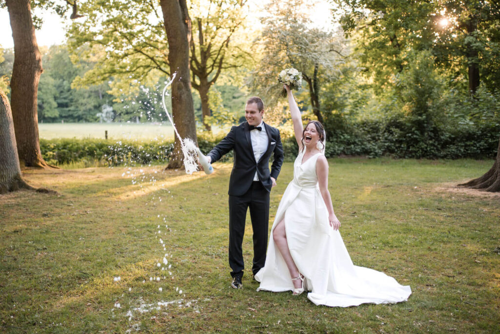 Brautpaar beim Hochzeitsshooting im Bürgerpark Bremen – emotionale Hochzeitsfotografie