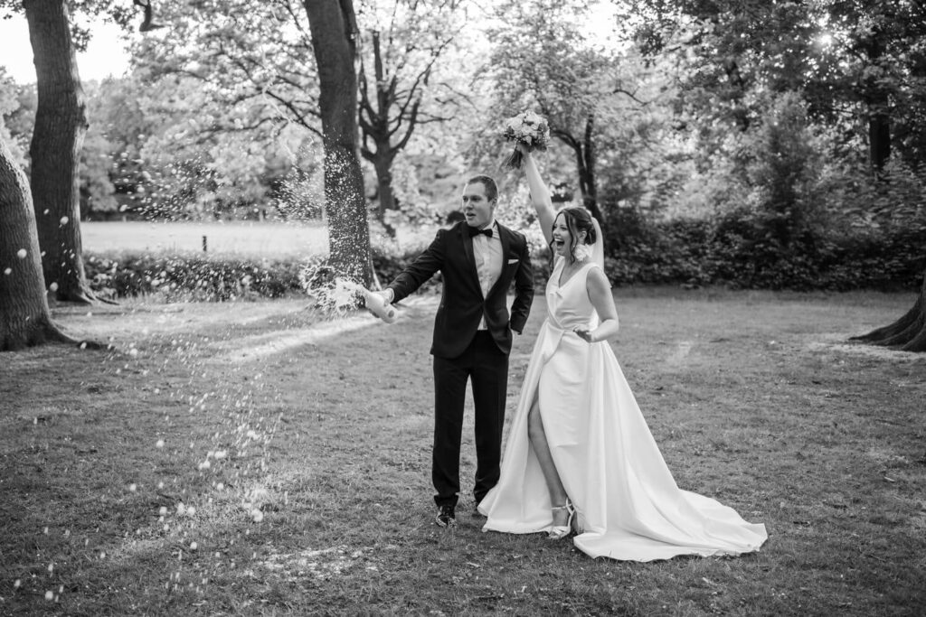 Brautpaar beim Hochzeitsshooting im Bürgerpark Bremen – emotionale Hochzeitsfotografie