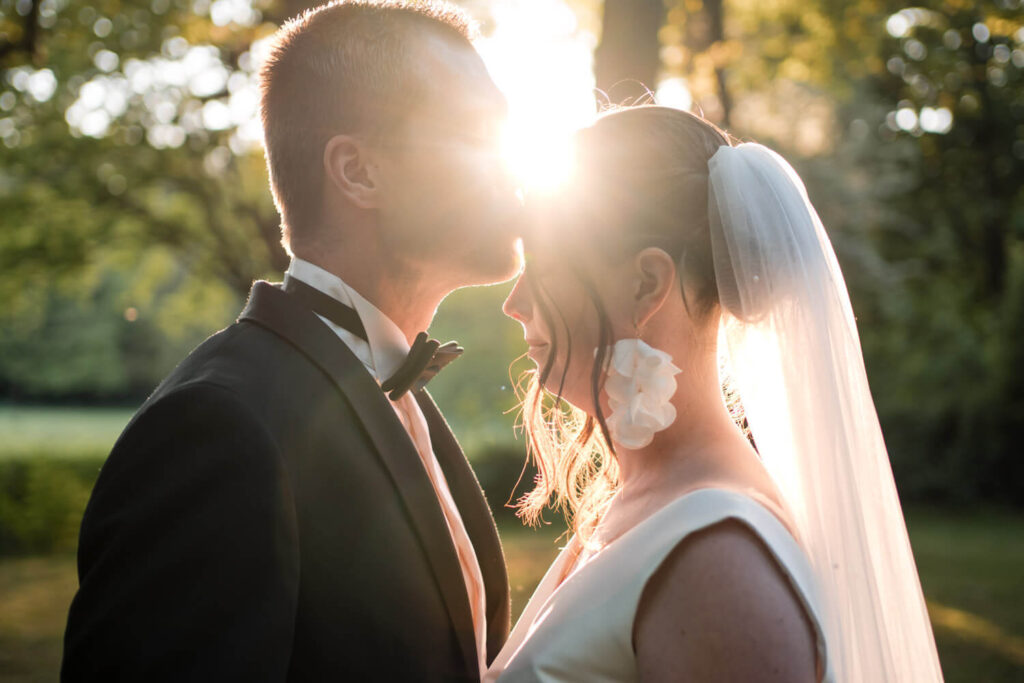 Brautpaar beim Hochzeitsshooting im Bürgerpark Bremen – emotionale Hochzeitsfotografie