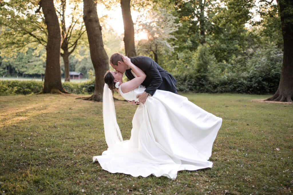 Brautpaar beim Hochzeitsshooting im Bürgerpark Bremen – emotionale Hochzeitsfotografie