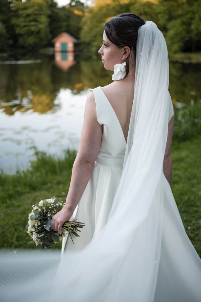 Brautpaar beim Hochzeitsshooting im Bürgerpark Bremen – emotionale Hochzeitsfotografie