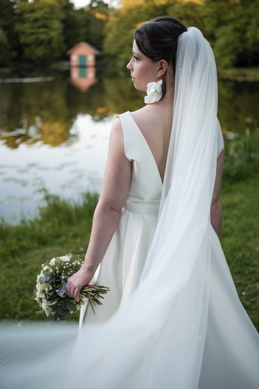 Brautpaar beim Hochzeitsshooting im Bürgerpark Bremen – emotionale Hochzeitsfotografie