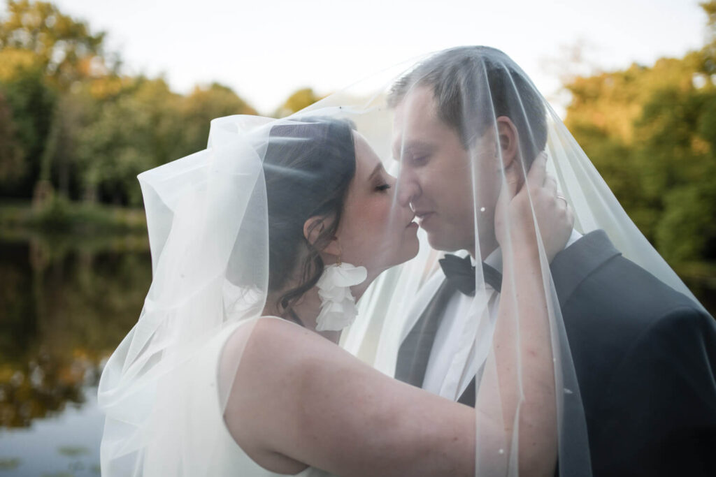 Brautpaar beim Hochzeitsshooting im Bürgerpark Bremen – emotionale Hochzeitsfotografie