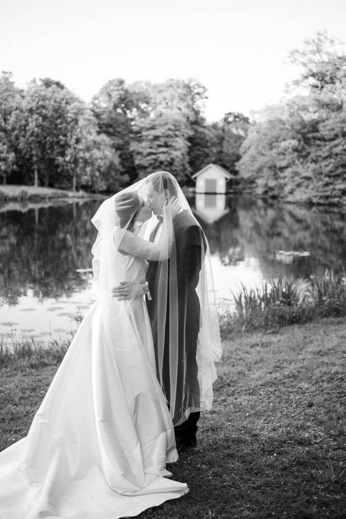 Brautpaar beim Hochzeitsshooting im Bürgerpark Bremen – emotionale Hochzeitsfotografie
