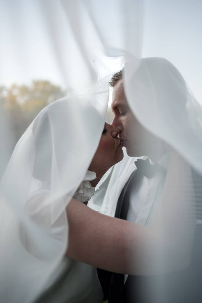 Brautpaar beim Hochzeitsshooting im Bürgerpark Bremen – emotionale Hochzeitsfotografie