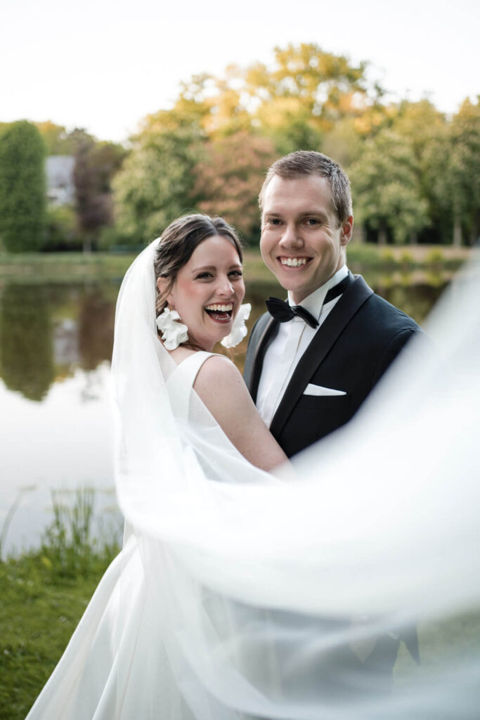 Brautpaar beim Hochzeitsshooting im Bürgerpark Bremen – emotionale Hochzeitsfotografie