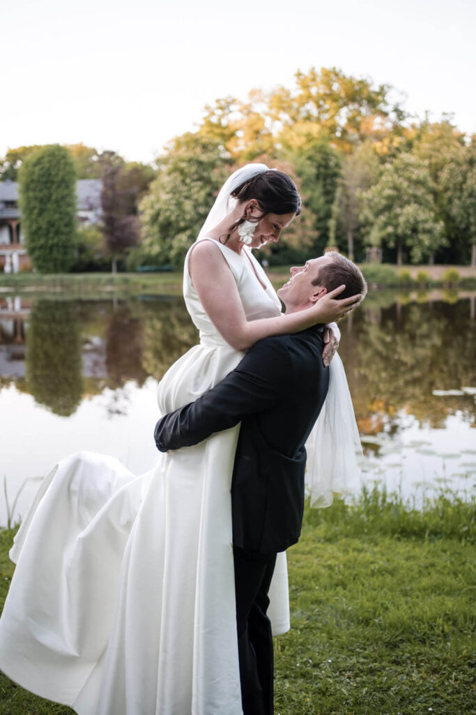 Brautpaar beim Hochzeitsshooting im Bürgerpark Bremen – emotionale Hochzeitsfotografie