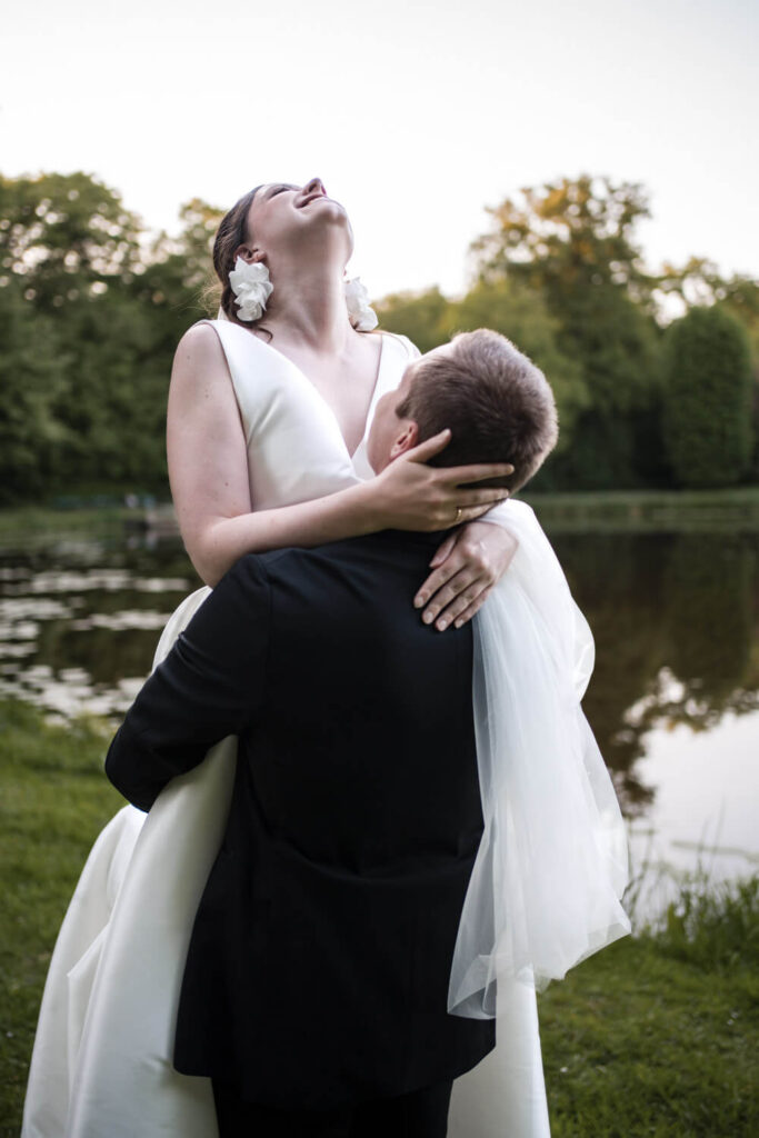 Brautpaar beim Hochzeitsshooting im Bürgerpark Bremen – emotionale Hochzeitsfotografie