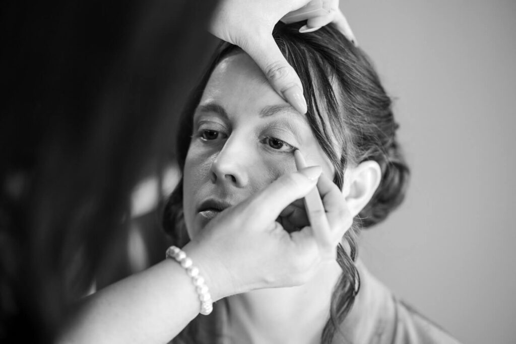 Hochzeitspaar beim gemeinsamen Getting Ready im Universum Hotel Bremen – Hochzeitsfotograf Tjark Cirak