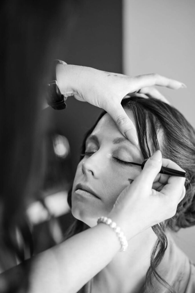 Hochzeitspaar beim gemeinsamen Getting Ready im Universum Hotel Bremen – Hochzeitsfotograf Tjark Cirak