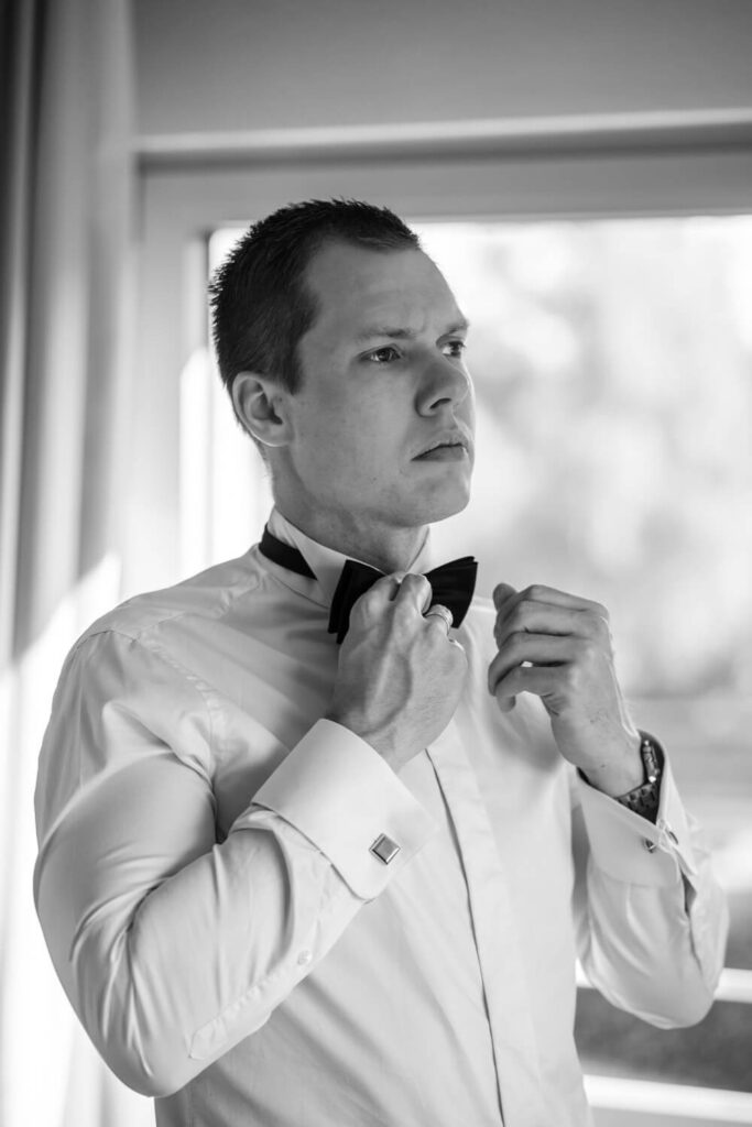 Hochzeitspaar beim gemeinsamen Getting Ready im Universum Hotel Bremen – Hochzeitsfotograf Tjark Cirak