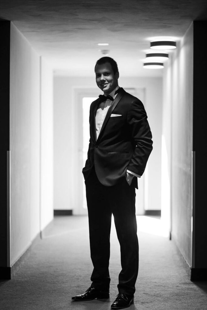 Hochzeitspaar beim gemeinsamen Getting Ready im Universum Hotel Bremen – Hochzeitsfotograf Tjark Cirak