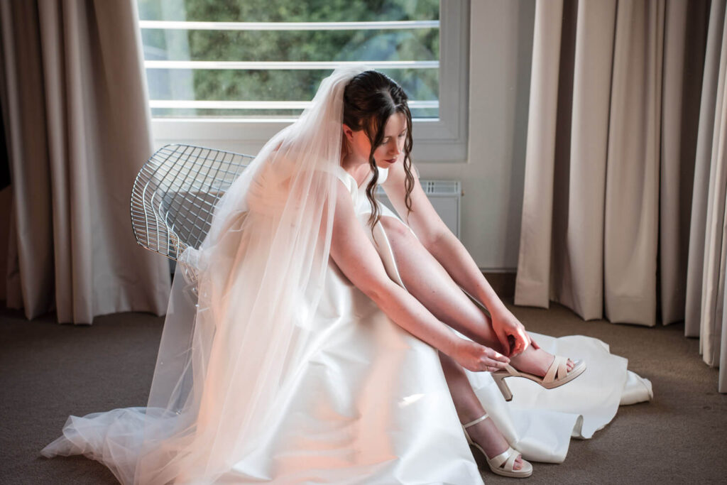 Hochzeitspaar beim gemeinsamen Getting Ready im Universum Hotel Bremen – Hochzeitsfotograf Tjark Cirak
