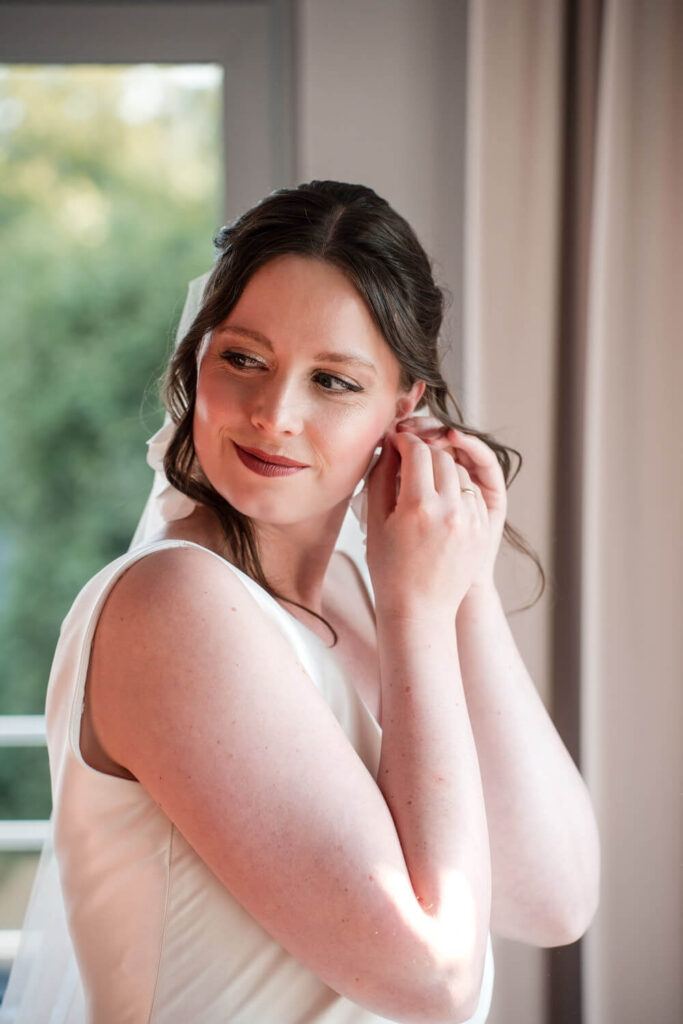 Hochzeitspaar beim gemeinsamen Getting Ready im Universum Hotel Bremen – Hochzeitsfotograf Tjark Cirak