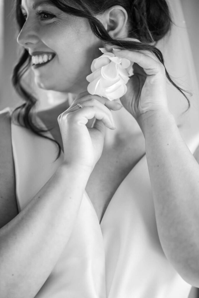 Hochzeitspaar beim gemeinsamen Getting Ready im Universum Hotel Bremen – Hochzeitsfotograf Tjark Cirak