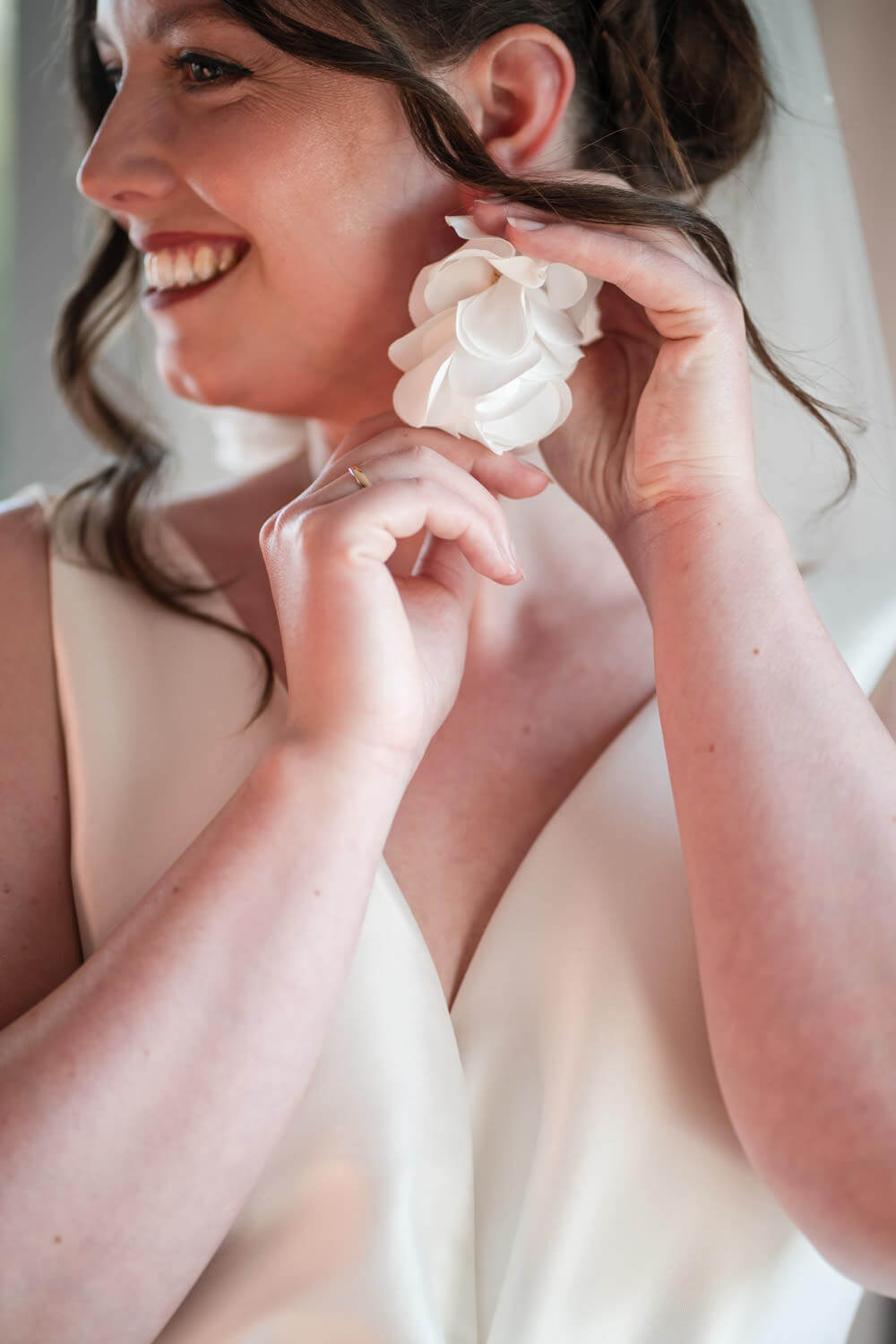 Hochzeitspaar beim gemeinsamen Getting Ready im Universum Hotel Bremen – Hochzeitsfotograf Tjark Cirak