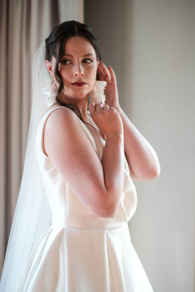 Hochzeitspaar beim gemeinsamen Getting Ready im Universum Hotel Bremen – Hochzeitsfotograf Tjark Cirak
