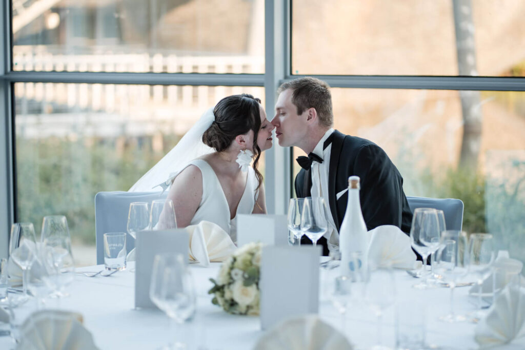Hochzeitspaar beim gemeinsamen Getting Ready im Universum Hotel Bremen – Hochzeitsfotograf Tjark Cirak