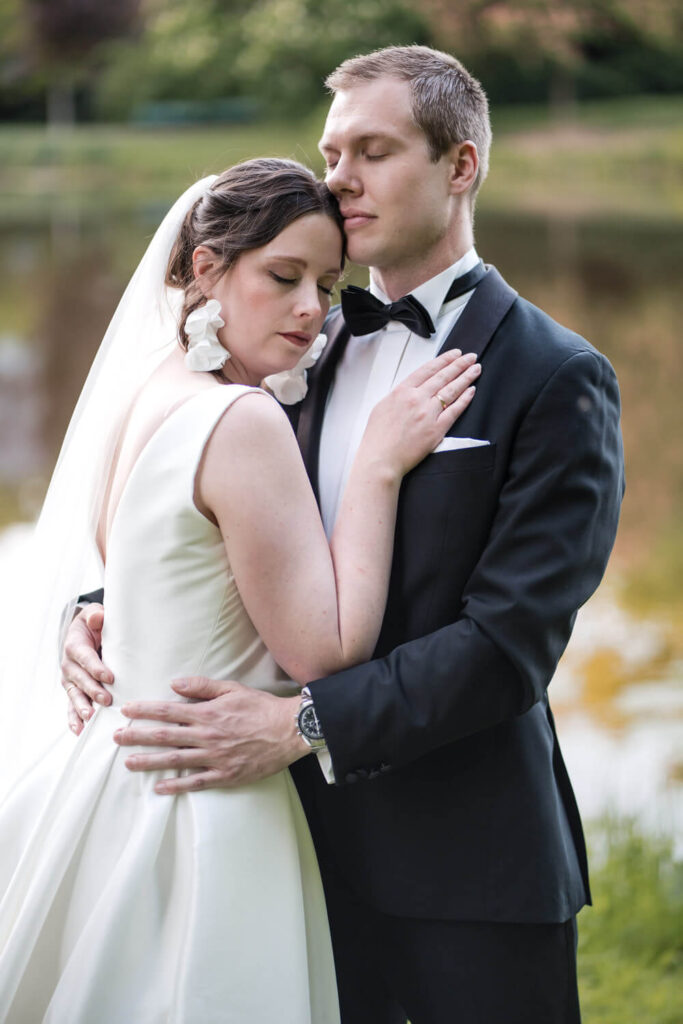 Brautpaar beim Hochzeitsshooting im Bürgerpark Bremen – emotionale Hochzeitsfotografie